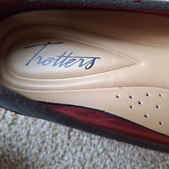 NWOT Trotters Danelle Burgundy Shimmer/Patent Pump. Womens size 7.5N - Picture 8 of 10